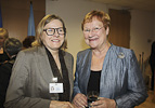 Kehitysministeri Heidi Hautala ja presidentti Tarja Halonen vastaanotolla Suomen pääkonsulaatissa New Yorkissa 20. syyskuuta 2011. Copyright © Tasavallan presidentin kanslia 